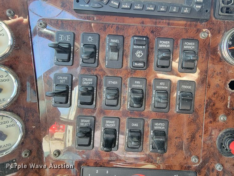 image for item JE9979 2005 International 9200i  semi truck