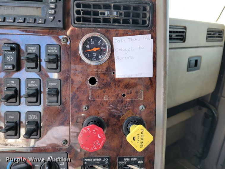 image for item JE9979 2005 International 9200i  semi truck