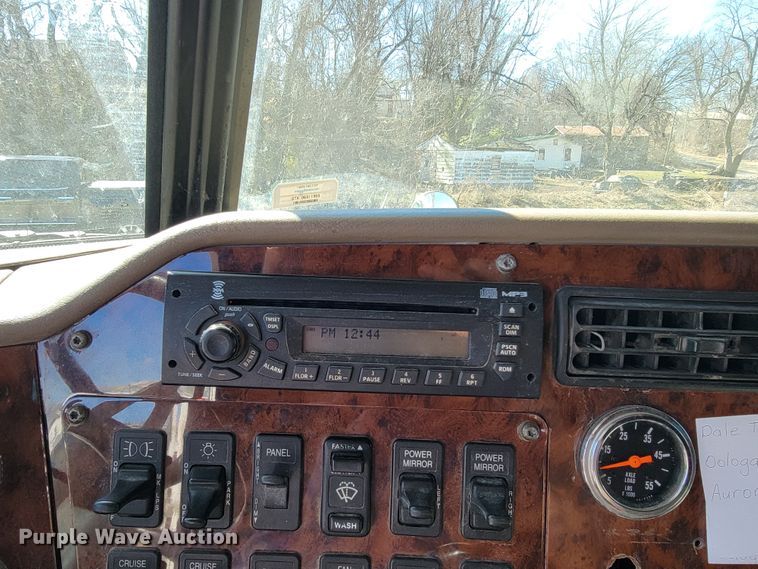 image for item JE9979 2005 International 9200i  semi truck