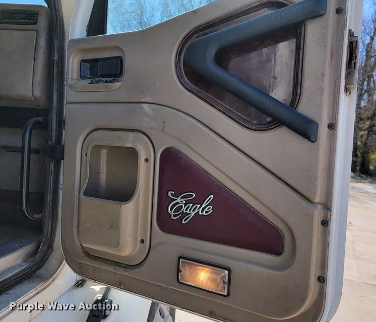 image for item JE9979 2005 International 9200i  semi truck