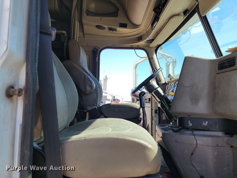 image for item JE9979 2005 International 9200i  semi truck