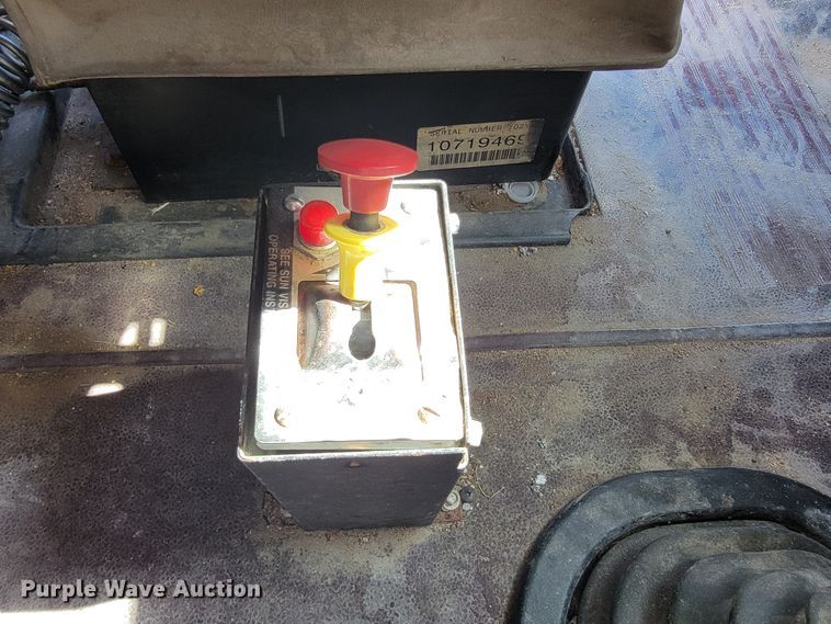 image for item JE9979 2005 International 9200i  semi truck