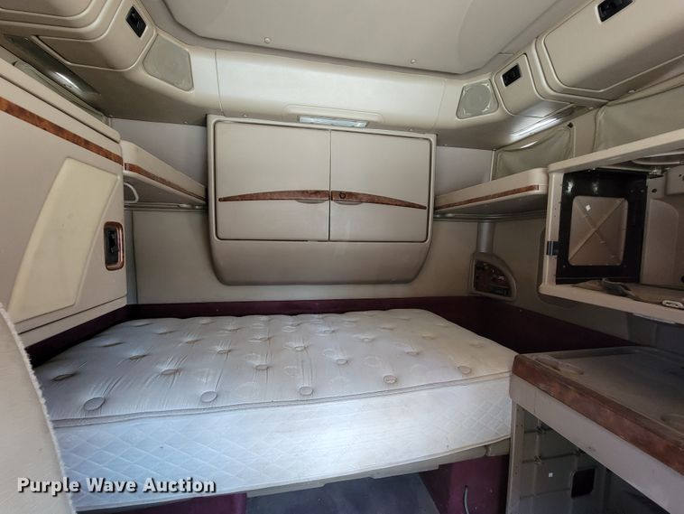 image for item JE9979 2005 International 9200i  semi truck