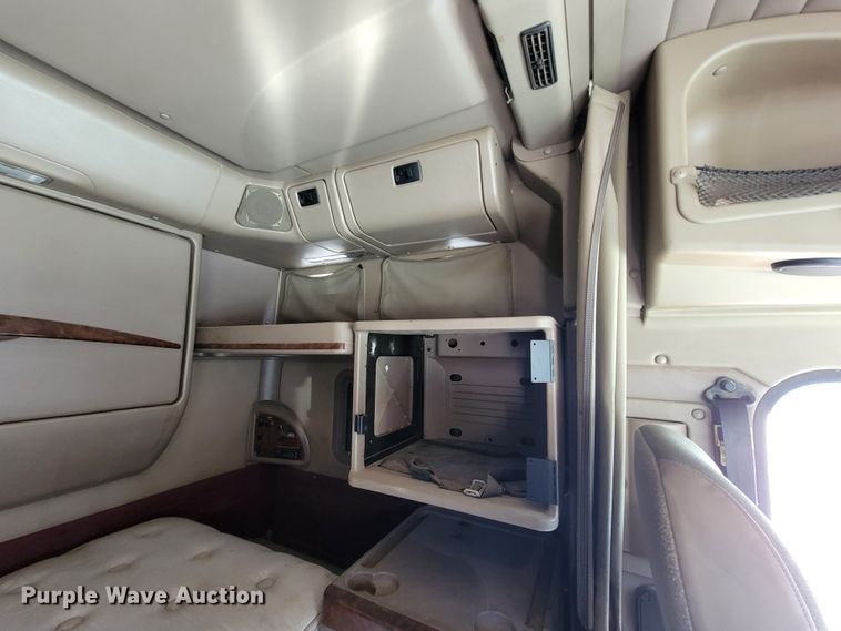 image for item JE9979 2005 International 9200i  semi truck