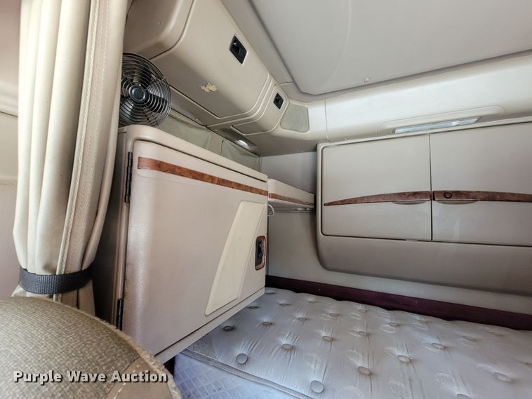 image for item JE9979 2005 International 9200i  semi truck