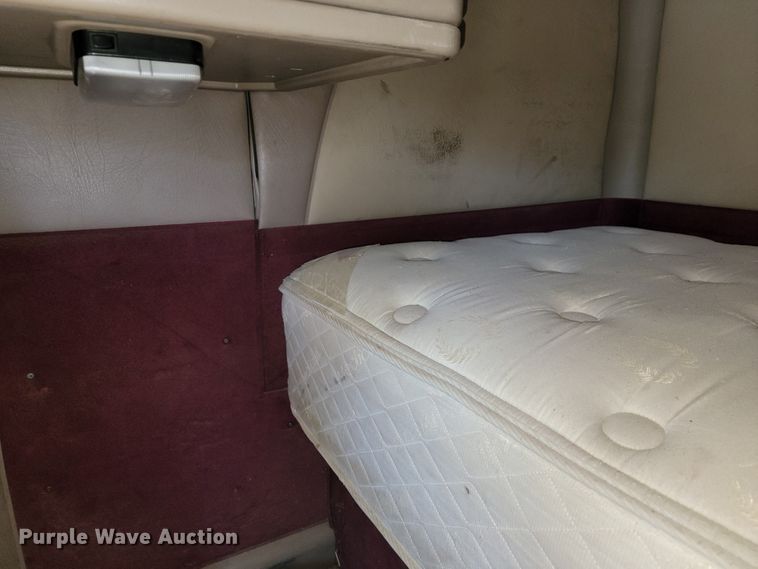 image for item JE9979 2005 International 9200i  semi truck