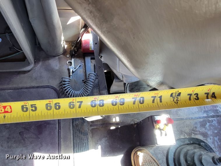 image for item JE9979 2005 International 9200i  semi truck