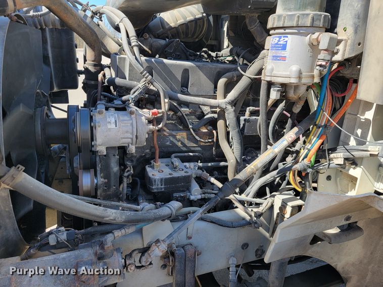 image for item JE9979 2005 International 9200i  semi truck