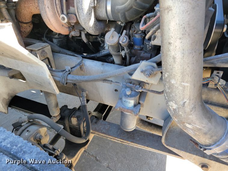 image for item JE9979 2005 International 9200i  semi truck