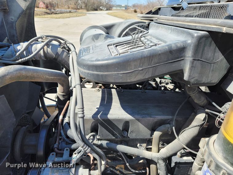 image for item JE9979 2005 International 9200i  semi truck