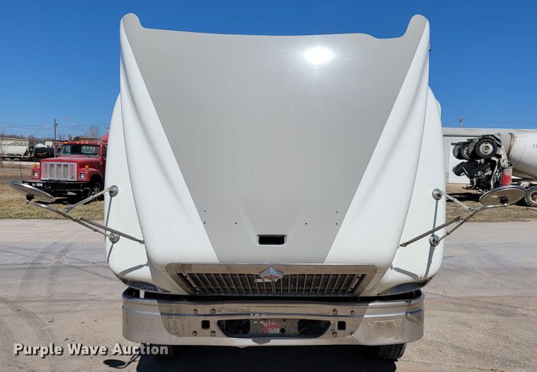 image for item JE9979 2005 International 9200i  semi truck