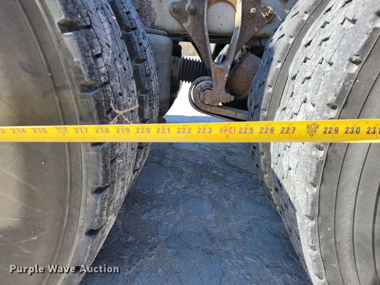 image for item JE9979 2005 International 9200i  semi truck