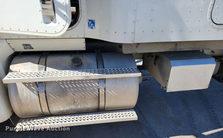 image for item JE9979 2005 International 9200i  semi truck