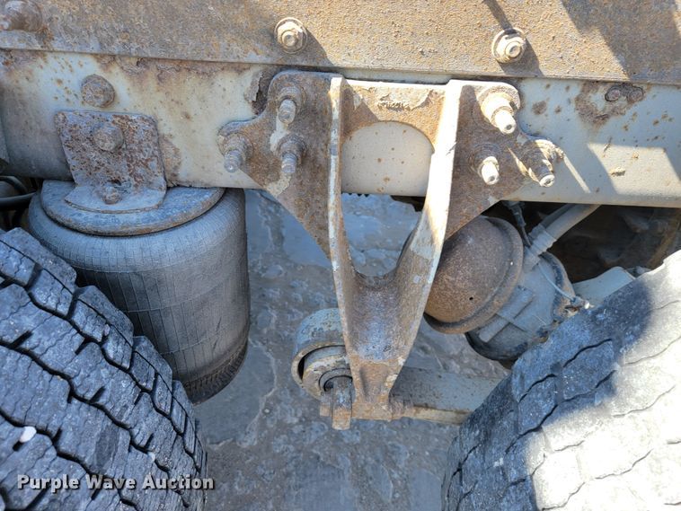 image for item JE9979 2005 International 9200i  semi truck