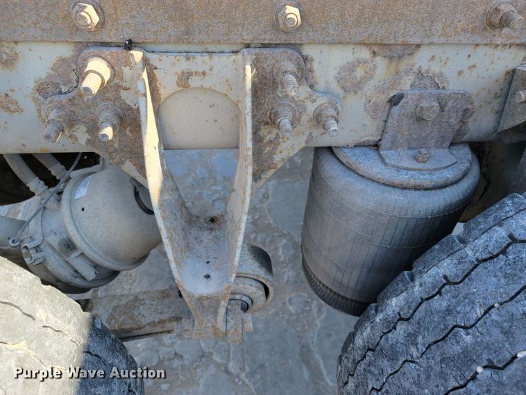 image for item JE9979 2005 International 9200i  semi truck