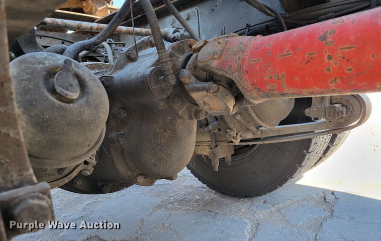 image for item JE9979 2005 International 9200i  semi truck