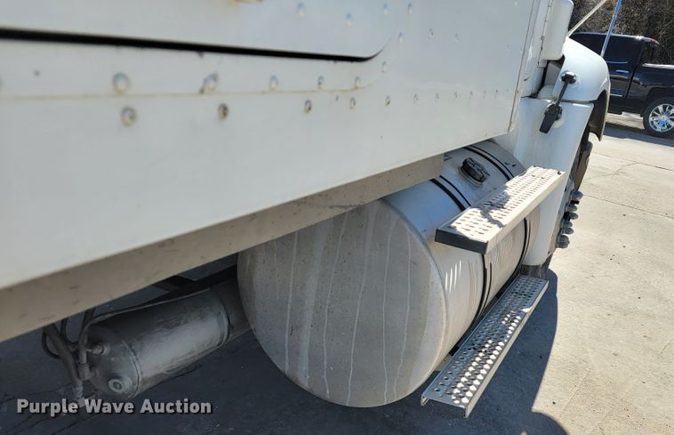 image for item JE9979 2005 International 9200i  semi truck