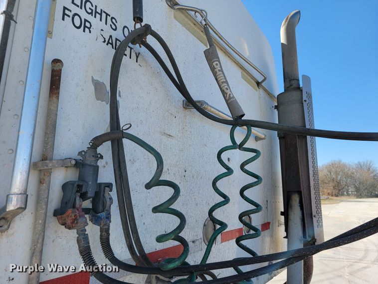 image for item JE9979 2005 International 9200i  semi truck