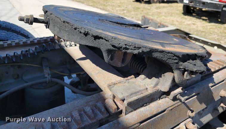 image for item JE9979 2005 International 9200i  semi truck