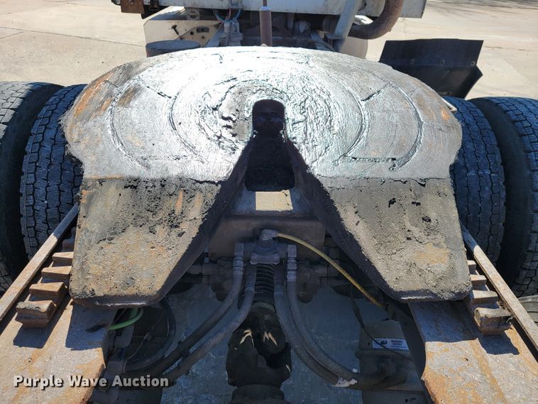 image for item JE9979 2005 International 9200i  semi truck