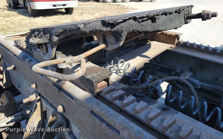 image for item JE9979 2005 International 9200i  semi truck