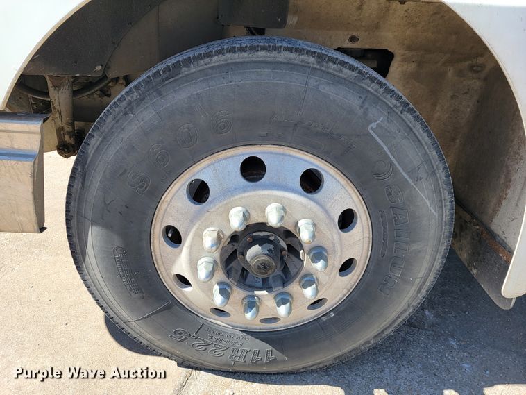 image for item JE9979 2005 International 9200i  semi truck