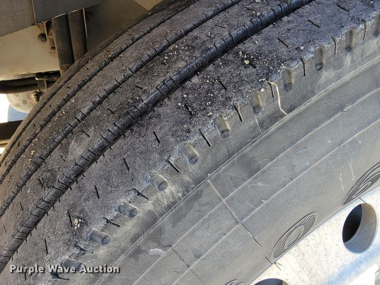 image for item JE9979 2005 International 9200i  semi truck