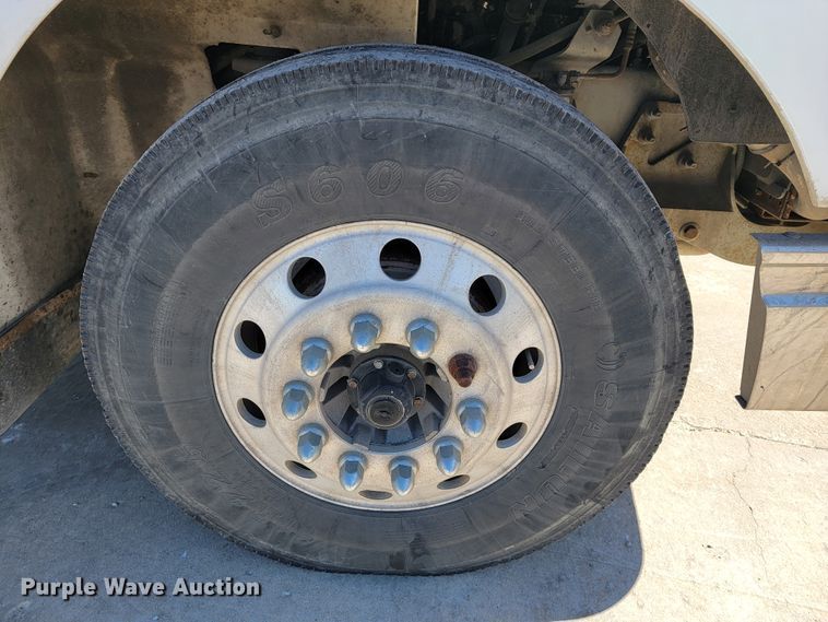 image for item JE9979 2005 International 9200i  semi truck