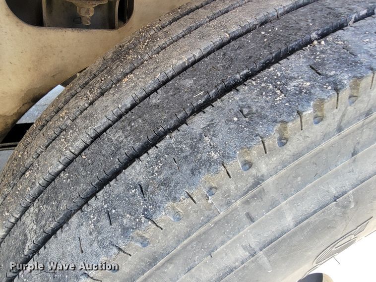 image for item JE9979 2005 International 9200i  semi truck