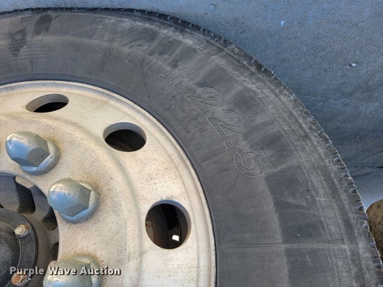 image for item JE9979 2005 International 9200i  semi truck