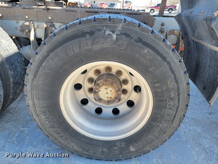 image for item JE9979 2005 International 9200i  semi truck