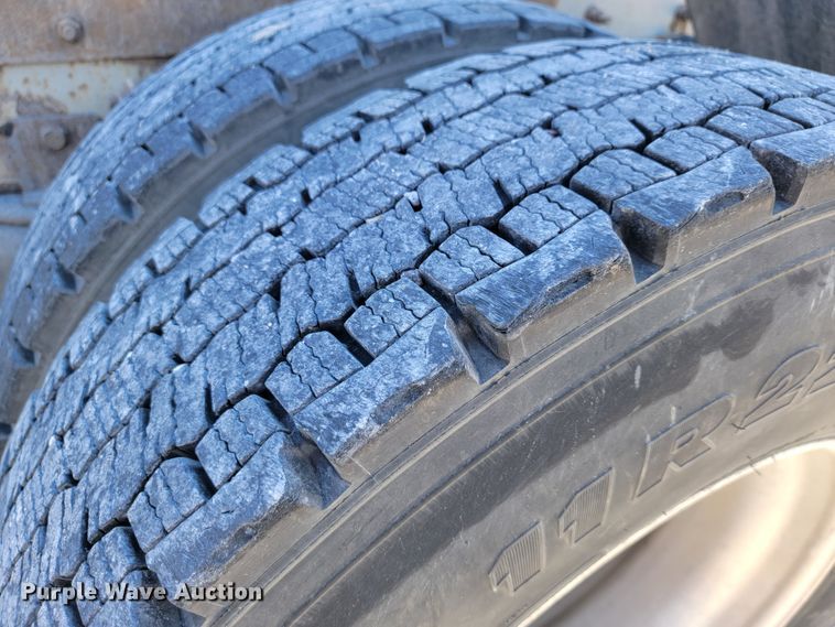 image for item JE9979 2005 International 9200i  semi truck