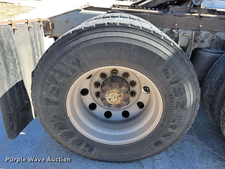 image for item JE9979 2005 International 9200i  semi truck