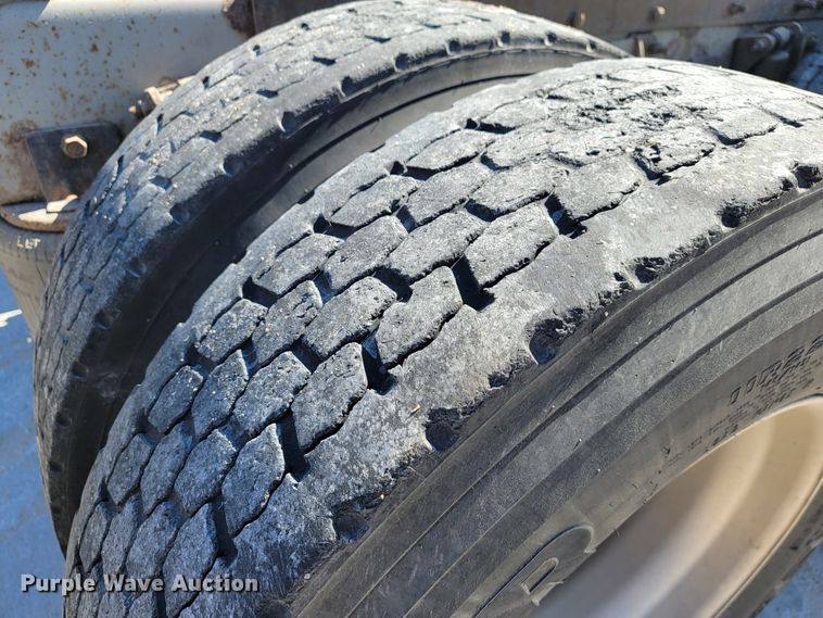 image for item JE9979 2005 International 9200i  semi truck