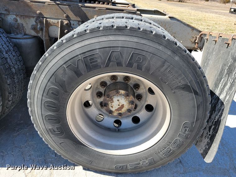 image for item JE9979 2005 International 9200i  semi truck