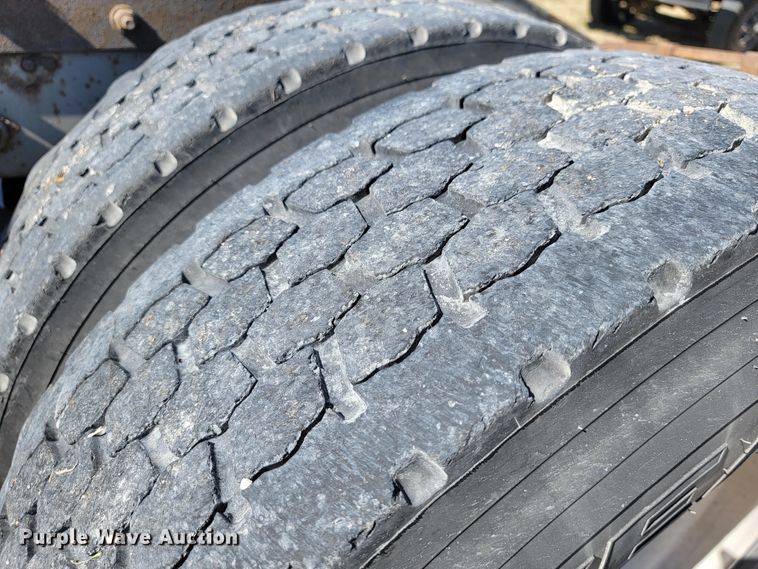 image for item JE9979 2005 International 9200i  semi truck