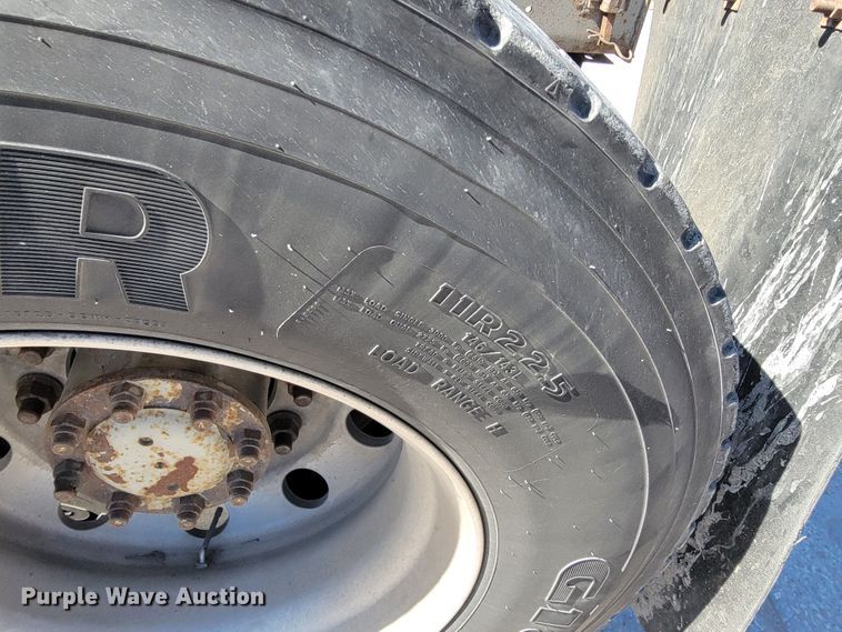 image for item JE9979 2005 International 9200i  semi truck