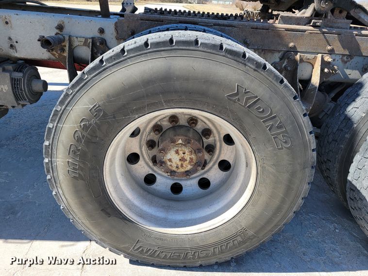 image for item JE9979 2005 International 9200i  semi truck