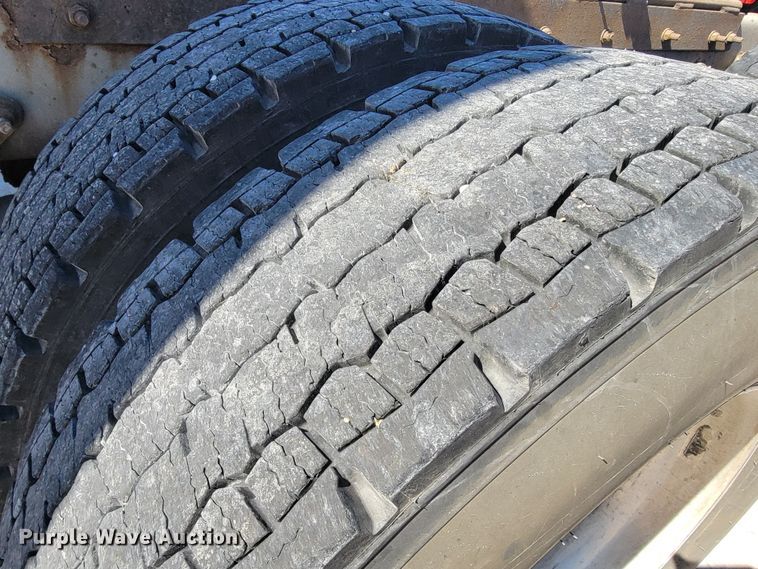 image for item JE9979 2005 International 9200i  semi truck