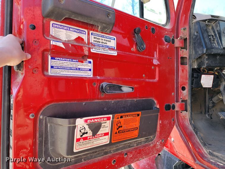 image for item JE9980 1998 International 2554  ready mix truck