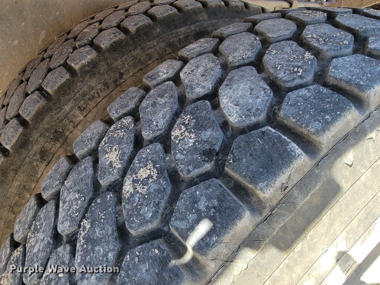 image for item JE9980 1998 International 2554  ready mix truck