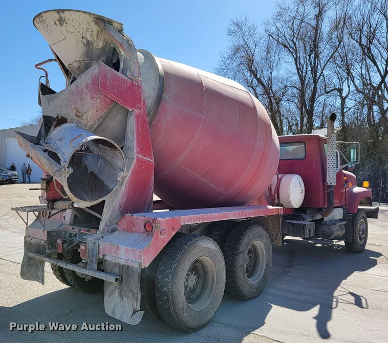 image for item JE9981 1998 International 2554  ready mix truck