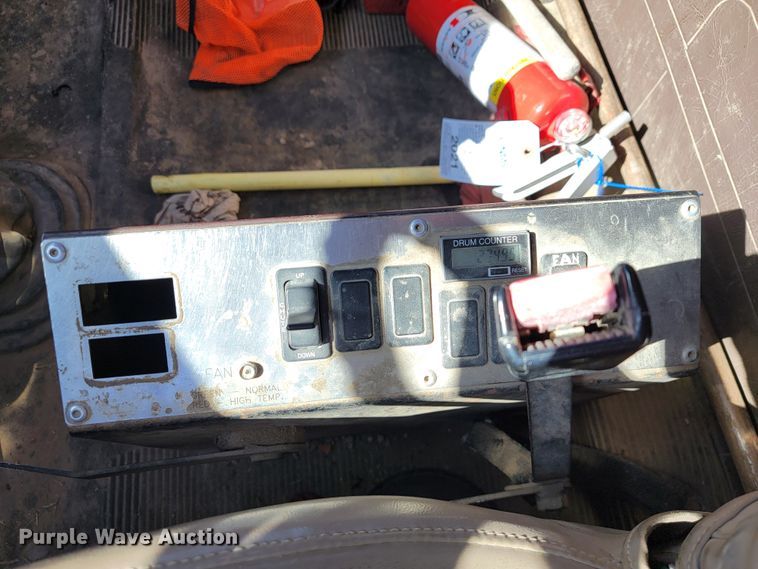 image for item JE9981 1998 International 2554  ready mix truck