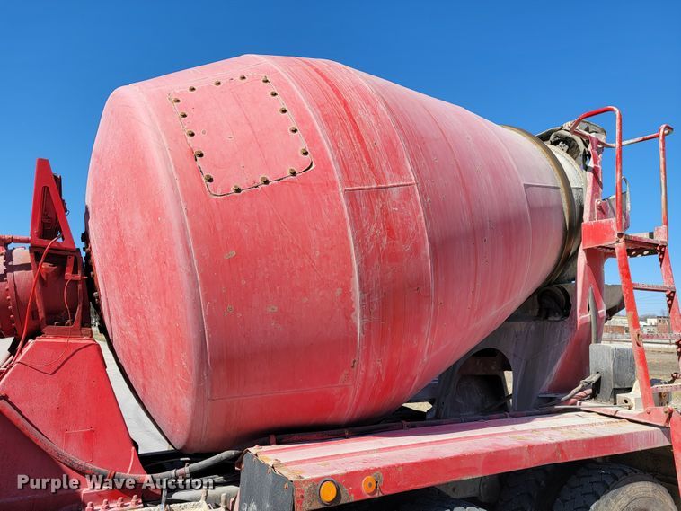 image for item JE9981 1998 International 2554  ready mix truck