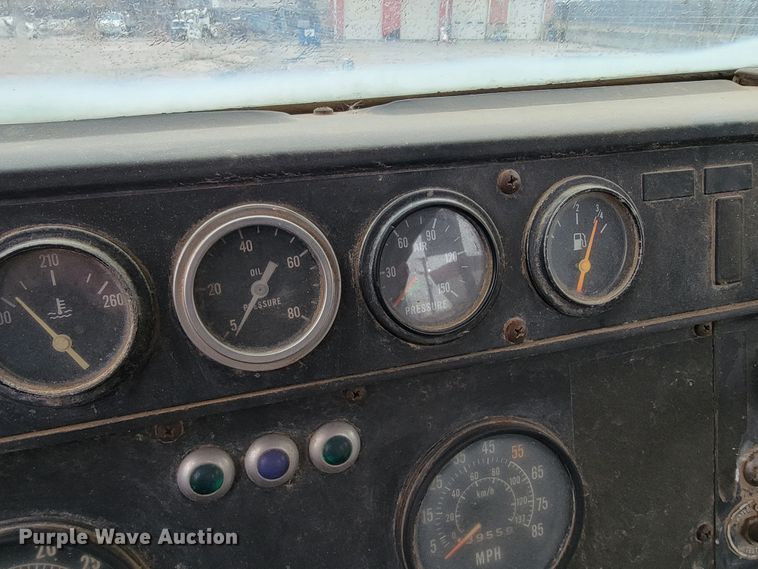 image for item JE9986 1985 International F5070 tow truck