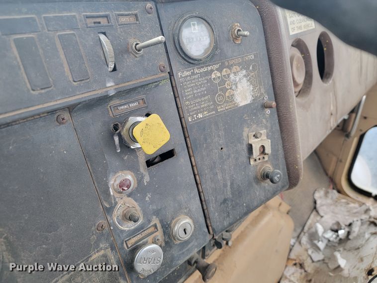 image for item JE9986 1985 International F5070 tow truck