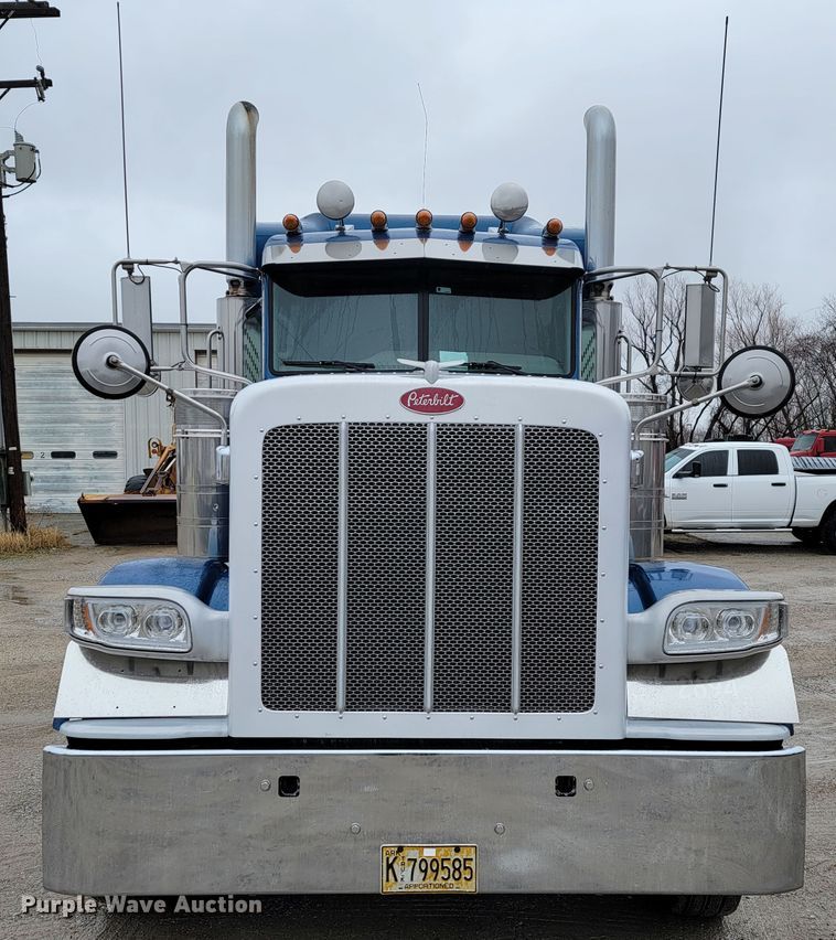 image for item JE9988 2009 Peterbilt 388  semi truck