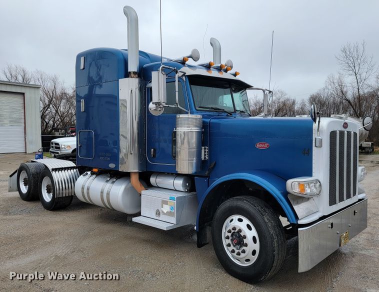 image for item JE9988 2009 Peterbilt 388  semi truck