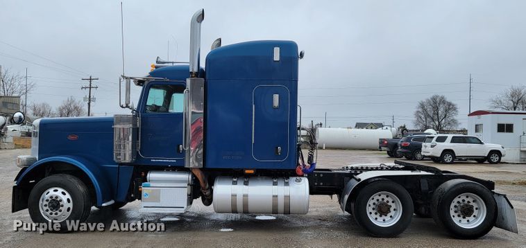 image for item JE9988 2009 Peterbilt 388  semi truck