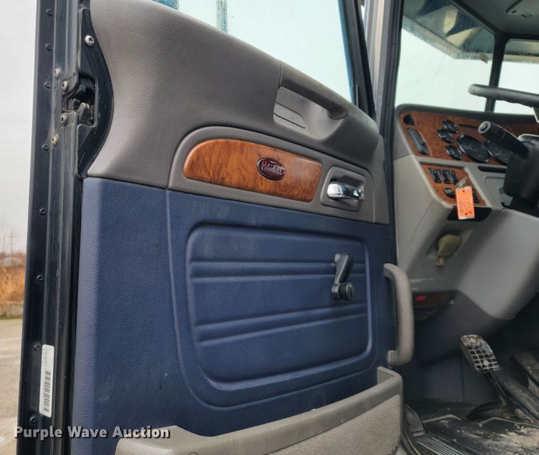 image for item JE9988 2009 Peterbilt 388  semi truck